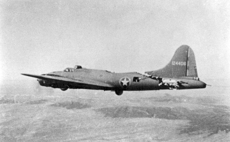 1943 год. Американский тяжелый бомбардировщик B-17 "Летающая крепость" возвращается на базу после того, как его протаранил немецкий истребитель.