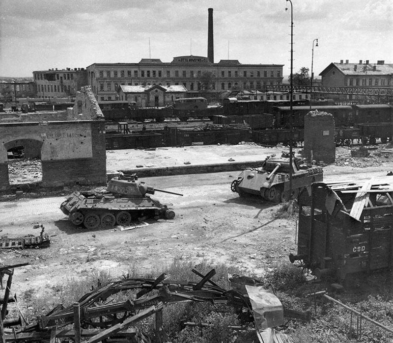 1945 год. Подбитые T-34 и Пантера. Моравия.