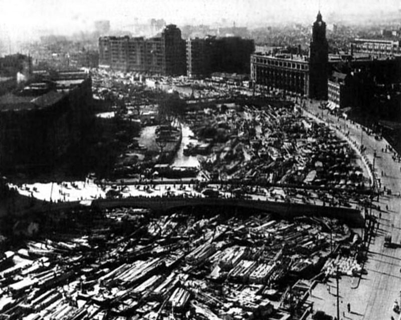 1946 год. Набережная Шанхая забита лодками для эвакуации после победы коммунистов в Китае.