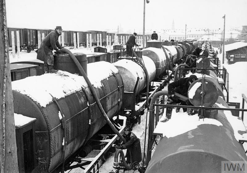 1940 год. Поставка советских нефтепродуктов немцам на новой советско-германской границе в городе Перемышль (Пшемысль).