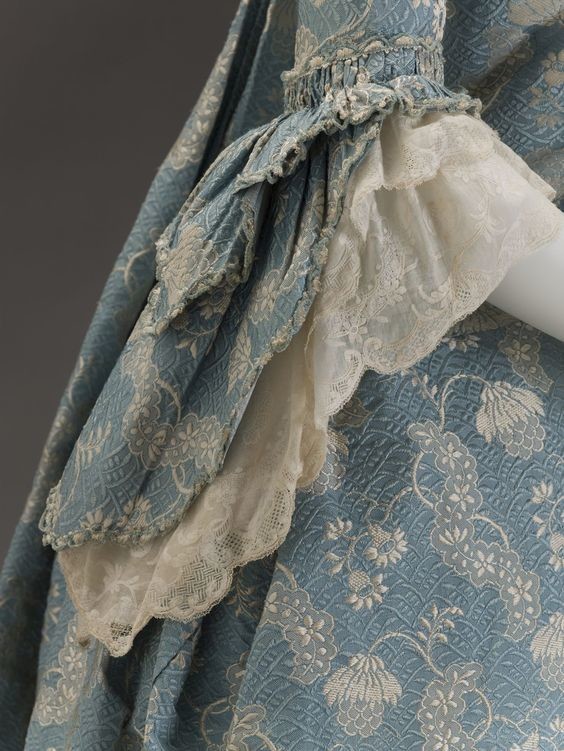 Вышивка на французском платье. Примерно 1760 год