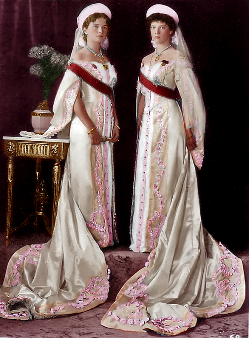 Княгини Ольга Николаевна (слева) и  Татьяна Николаевна в церемониальных платьях  императорского двора, около 1913.