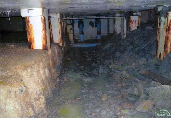 "Минусовые отметки" — подземные помещения под реакторным и машинным залом. Здесь до сих пор крайне высокие уровни радиации.