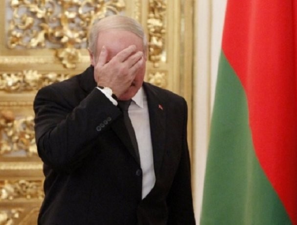 Лукашенко спит стоя