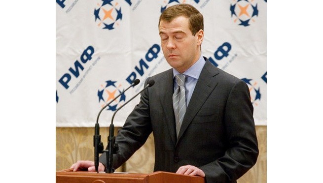 Дмитрий Медведев с закрытыми глазами