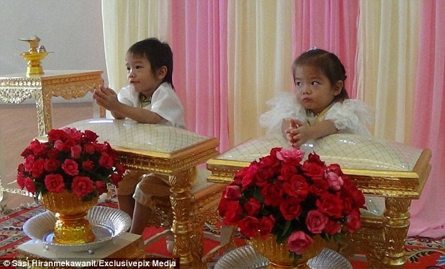 Родители в Таиланде поженили трехлетних близнецов, убежденные, что в прошлых жизнях они были вместе