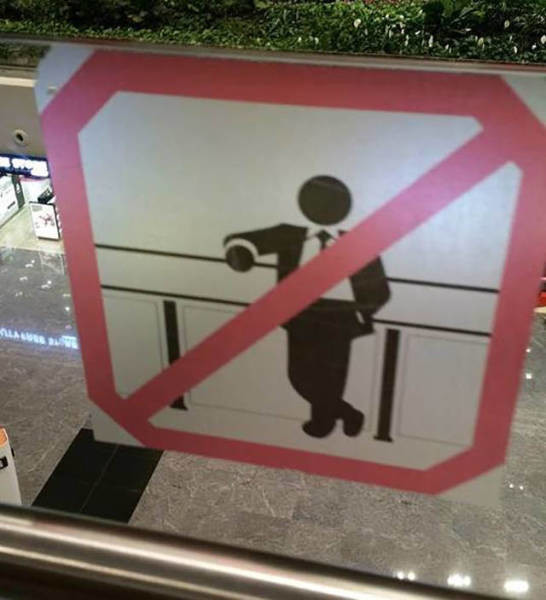 Запрещающий знак в торговом центре 