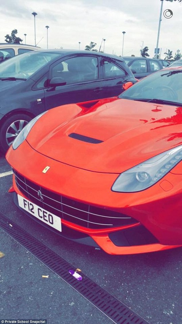 Ferrari на школьной парковке 