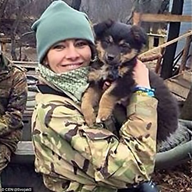 "Женский облик войны": женщины с украинской линии фронта постят в сети гламурные селфи