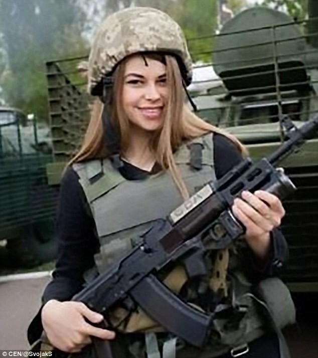 "Женский облик войны": женщины с украинской линии фронта постят в сети гламурные селфи