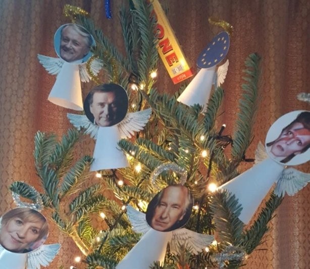 Женщина украсила свою новогоднюю елку изображениями ушедших знаменитостей