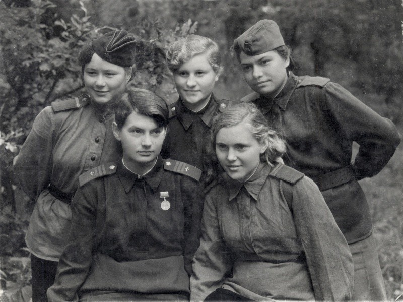 Девушки 487-го истребительного авиаполка. На фото сидит слева сержант О.Доброва.