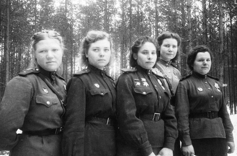 Девушки-санинструкторы 6-й гвардейской армии.