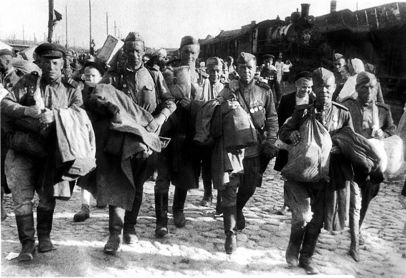 Демобилизованные бойцы 4-й ударной армии на Варшавском вокзале Ленинграда.