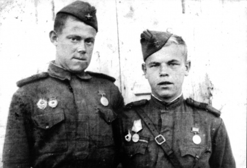 Дивизионные разведчики 27-й гвардейской стрелковой дивизии Павел Силентьев и Виктор Кривоногов.