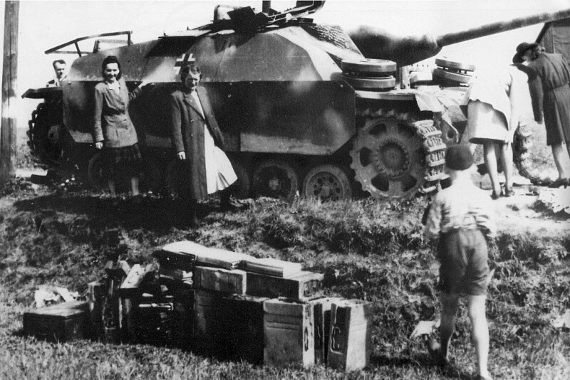 Жители чешского городка Гавлов Брод на местах боев собирают то, что может пригодится в хозяйстве. На фото - немецкая САУ StuG III.