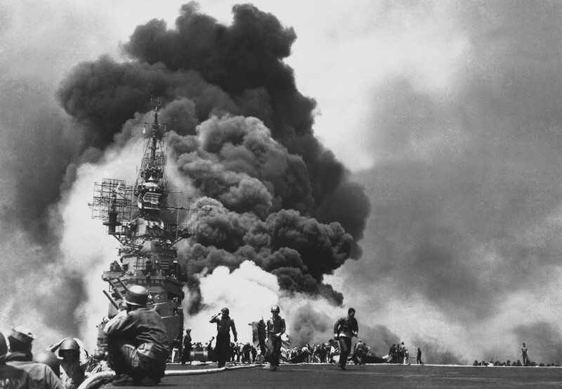 Горящий американский авианосец Банкер Хилл (Bunker Hill) после двух атак японских камикадзе, произведенных с интервалом 30 секунд. Богибли 372, получили ранения 264 военнослужащих.