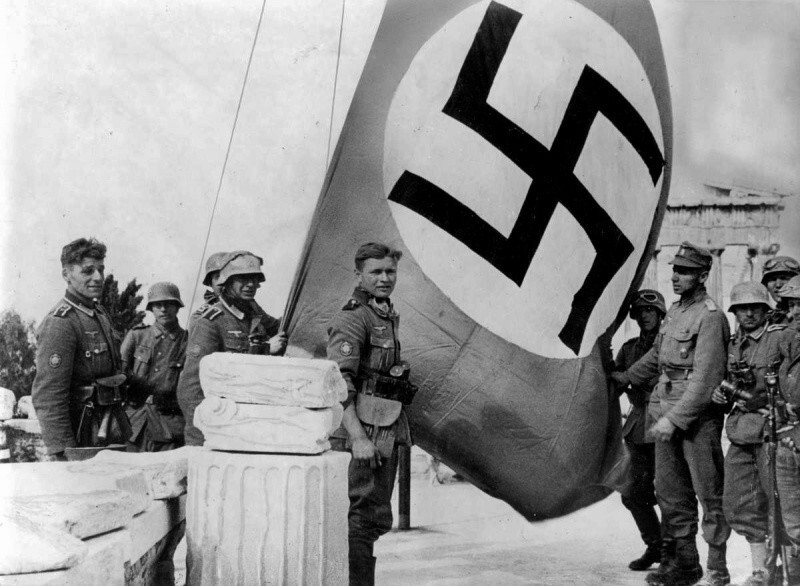 Горные егеря вермахта собираются поднять нацистский флаг на Крите.