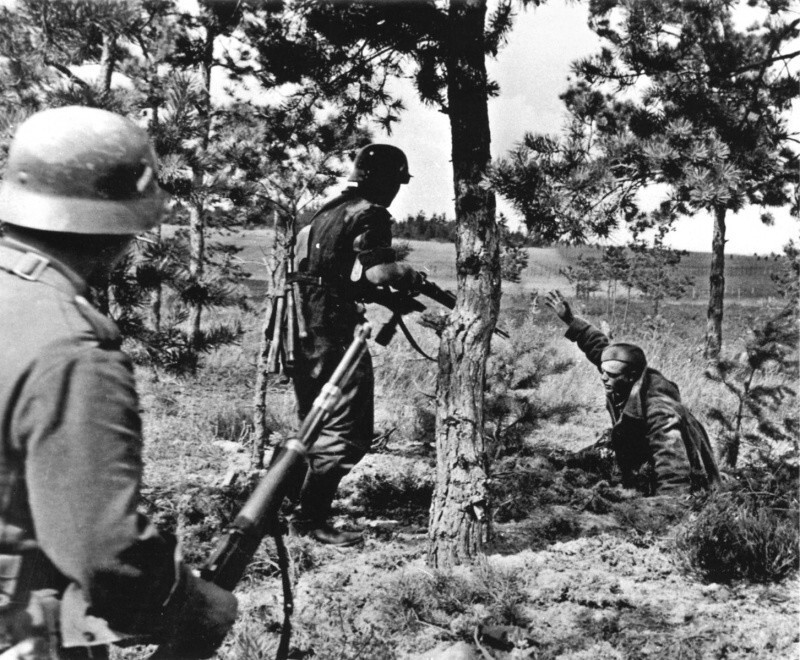 Два немецких солдата берут в плен красноармейца.