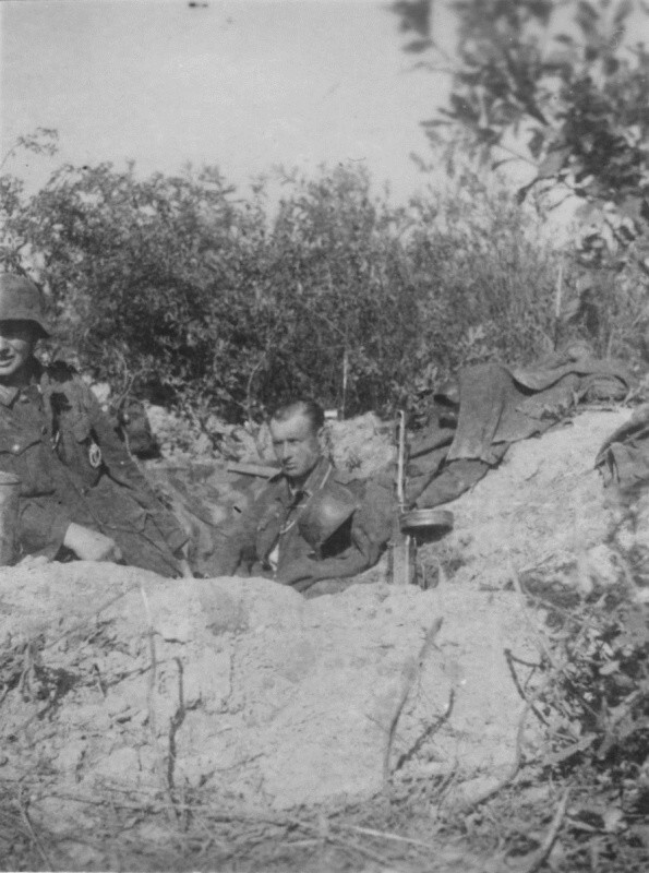 Два немецких солдата с трофейным ППШ в окопе в районе высоты 200 у деревни Полунино Калининской области.