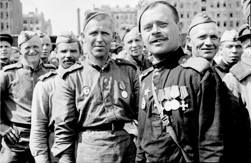 Демобилизованные воины, прибывшие в Ленинград с одним из первых эшелонов. Справа - участник трех войн гвардии рядовой Ф.Г. Вадюхин.