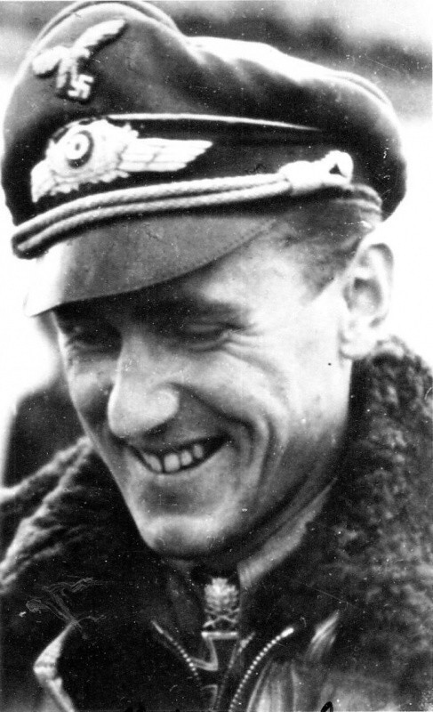 Гюнтер Ралль - третий по результативности немецкий ас Второй Мировой войны. На его счету 275 воздушных побед (272 на Восточном фронте), одержанных в 621 боевых вылетах. Сам Ралль был сбит 8 раз.