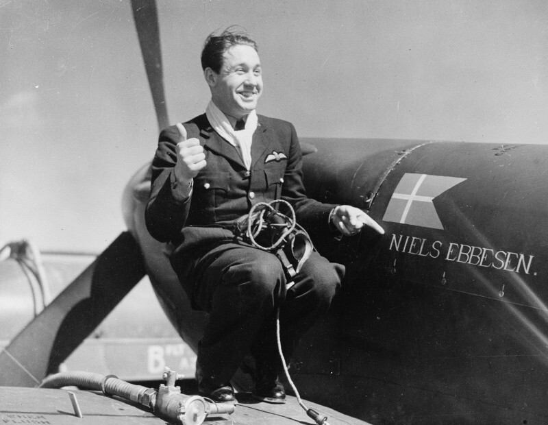 Датский пилот Йорген Талбитцер (Jørgen Thalbitzer) (1920—1943) на крыле своего истребителя «Спитфайр Vb» (серийный номер BL855)  на базе ВСС Великобритании в Колтишале.