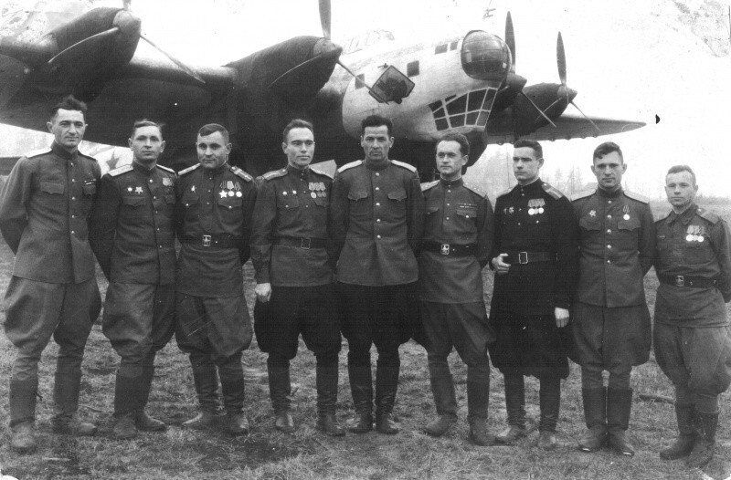 Групповая фотография экипажа бомбардировщика Пе-8 № 4214 на фоне своего самолета. 11.1945г.