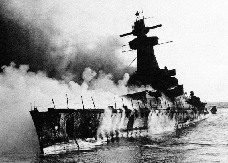 Горящий в устье реки Ла-Платы немецкий тяжелый крейсер («карманный линкор») «Адмирал граф Шпее» («Admiral Graf Spee») после того, как он был взорван командой.