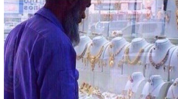 Нищего мигранта в Саудовской Аравии задарили медом, золотом и смартфонами