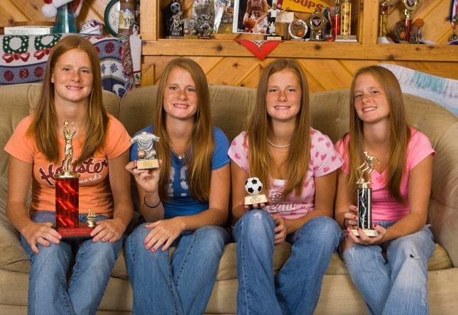 Четверняшки. Идентичные 14-летние близнецы Меган, Сара, Кендра и Калли Дерст стали знаменитыми еще в 6 лет. Сейчас девочки снимаются в реалити-шоу о своей жизни.