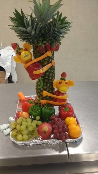 Вариант подачи фруктов на праздничный стол 