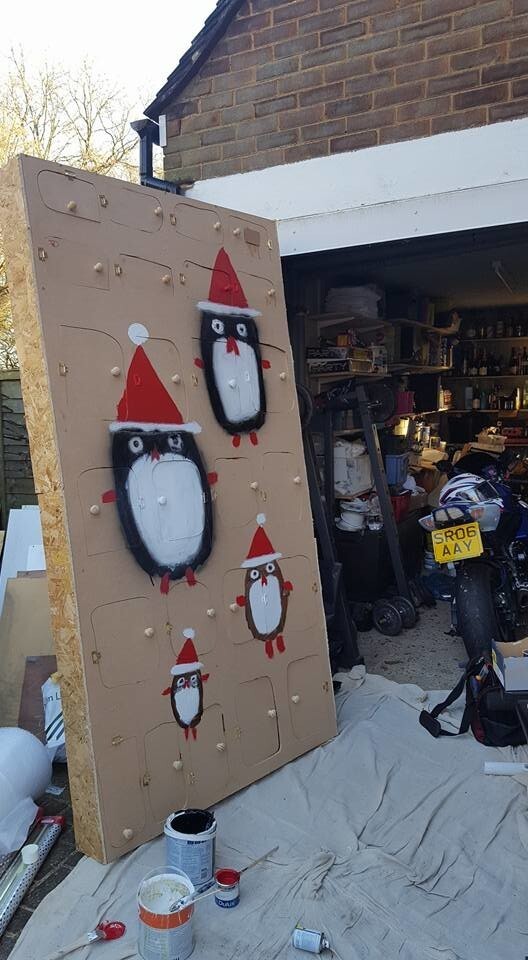 Муж сделал для своей жены гигантский рождественский календарь с настоящими подарками внутри