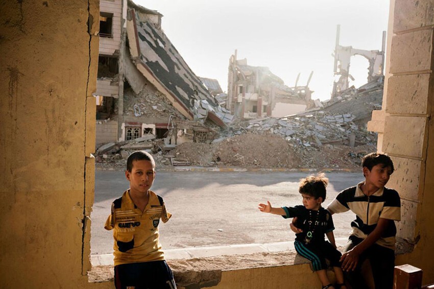 28. Дети среди развалин в Рамади, Ирак.