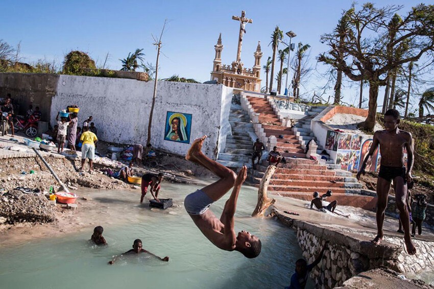 47. Дети купаются в реке в разрушенном ураганом Мэтью городе Пор-Салю, Гаити 