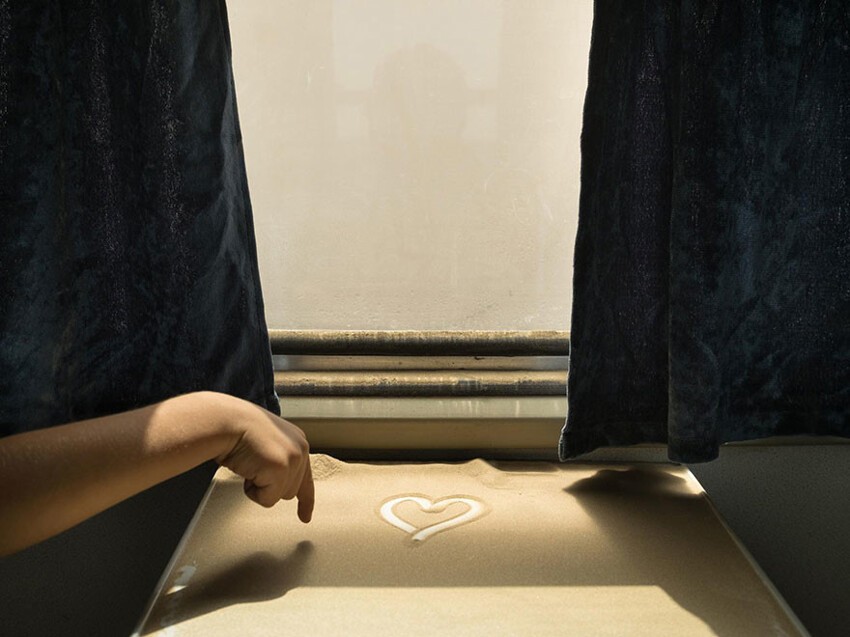 33. Ребенок нарисовал сердечко на песке, попавшем в вагон из окна во время поездки в Кашгар, Китай.