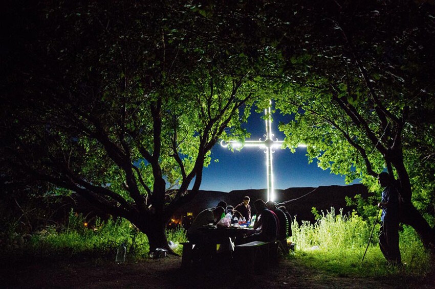 40. Вечерний пикник под абрикосовыми деревьями, Багаран, Армения 
