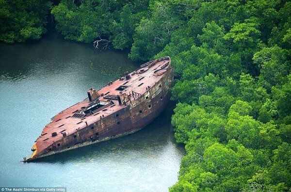 Обломки американского транспортного судна, застрявшие у берегов островов Нггела, Соломоновы острова.
