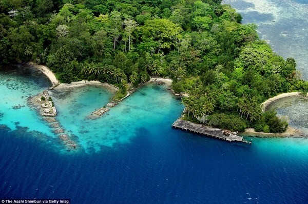 Почти затопленные пирсы, использовавшиеся кораблями японского императорского флота в годы Второй мировой войны, на острове Гавуту, Соломоновы острова.