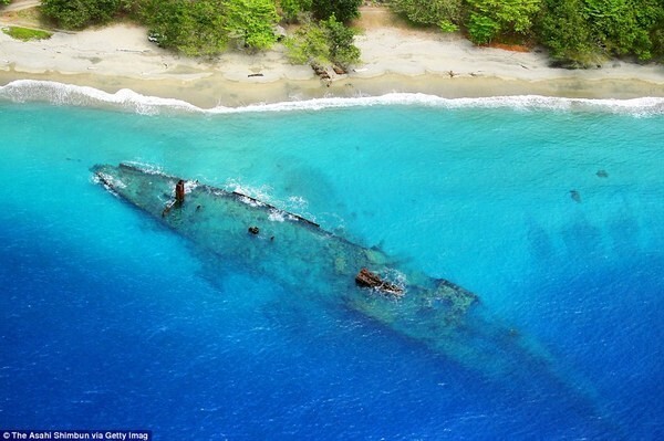 Японское транспортное судно «Кинугава Мару» у берега острова Гуадалканал.