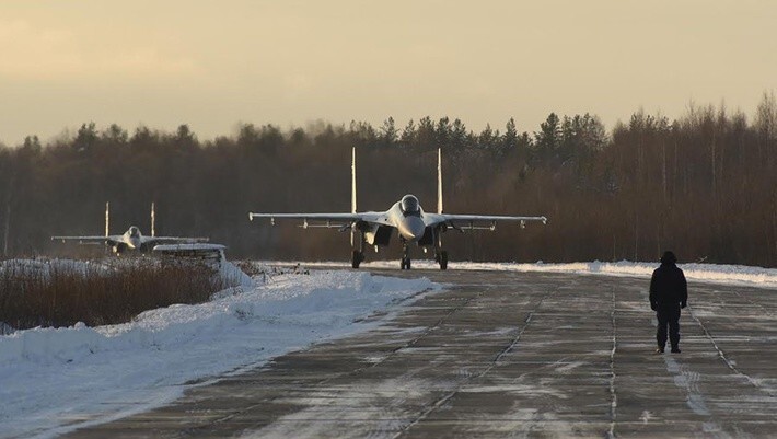 16. Звено новых многоцелевых истребителей Су-35 прибыло на аэродром постоянного базирования в Карелии