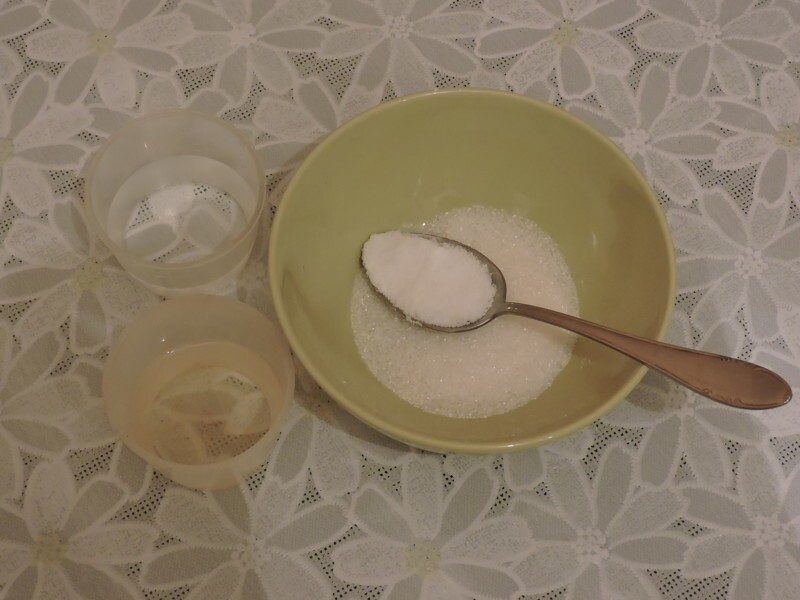 Приготовить маринад: Смешать вместе уксус, растительное масло сахар и соль