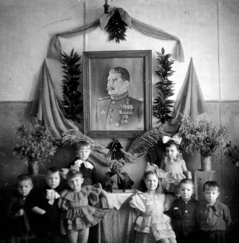 Как и портрет Сталина. Красный уголок в детском саду, г.Тавда, 1948 г.