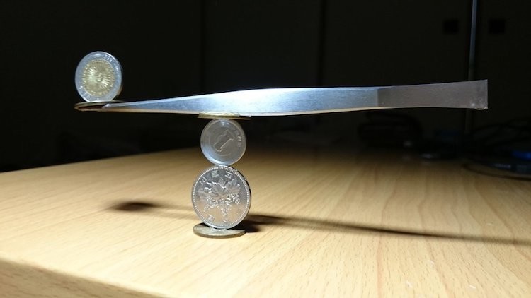 Японец бросает вызов гравитации искусством укладки монет
