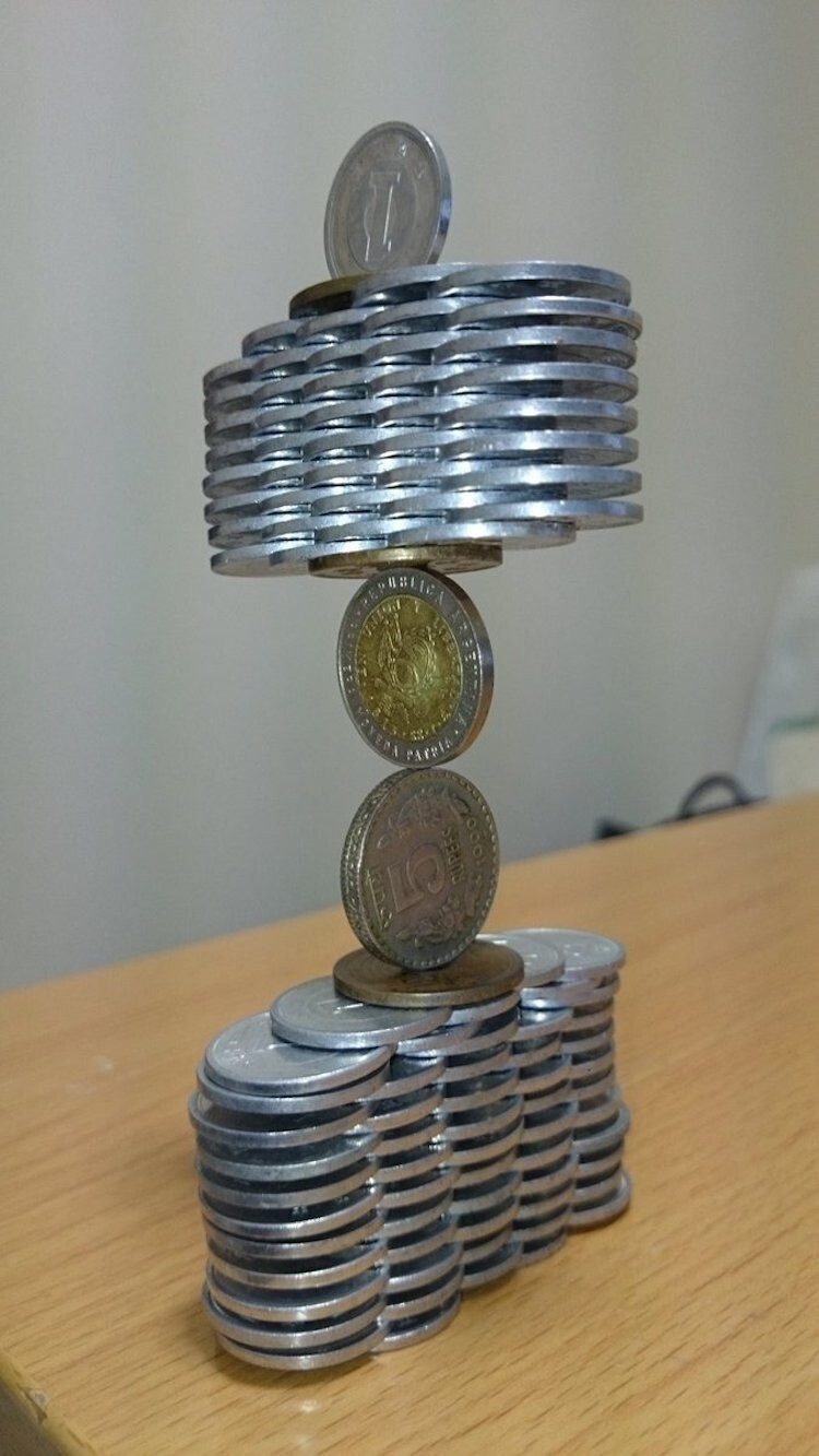 Японец бросает вызов гравитации искусством укладки монет