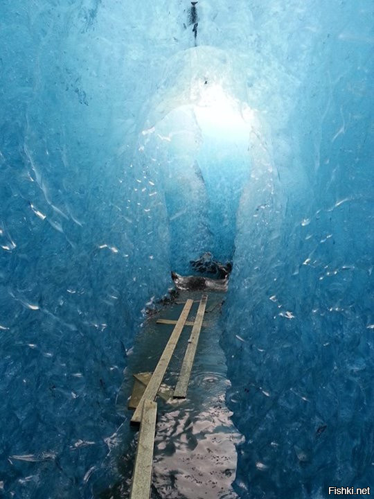 Голубая пещера в леднике Ватнайокудль