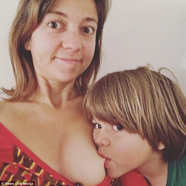 Мать все еще кормит грудью своего 4-летнего сына