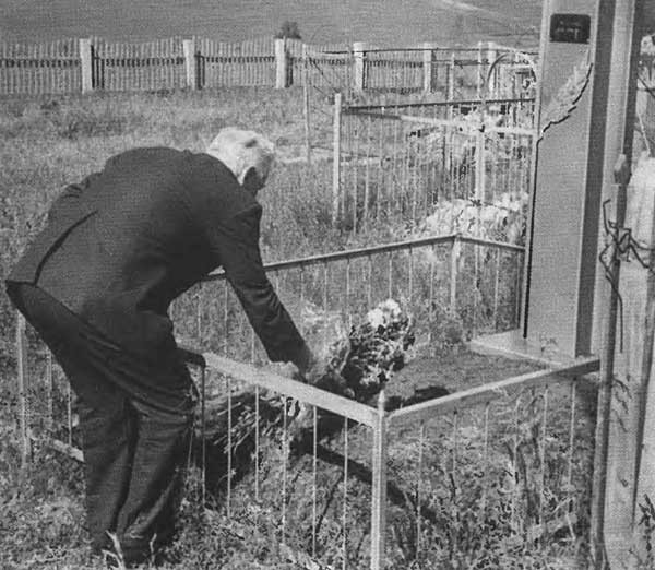 Константин Черненко у могилы отца