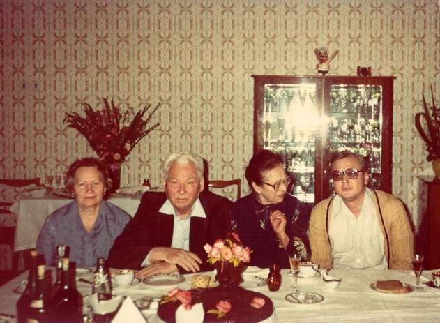 24 сентября 1984 г., на день рождения Черненко собрались: жена Анна Дмитриевна, сестра Валентина Устиновна и сын Володя. 