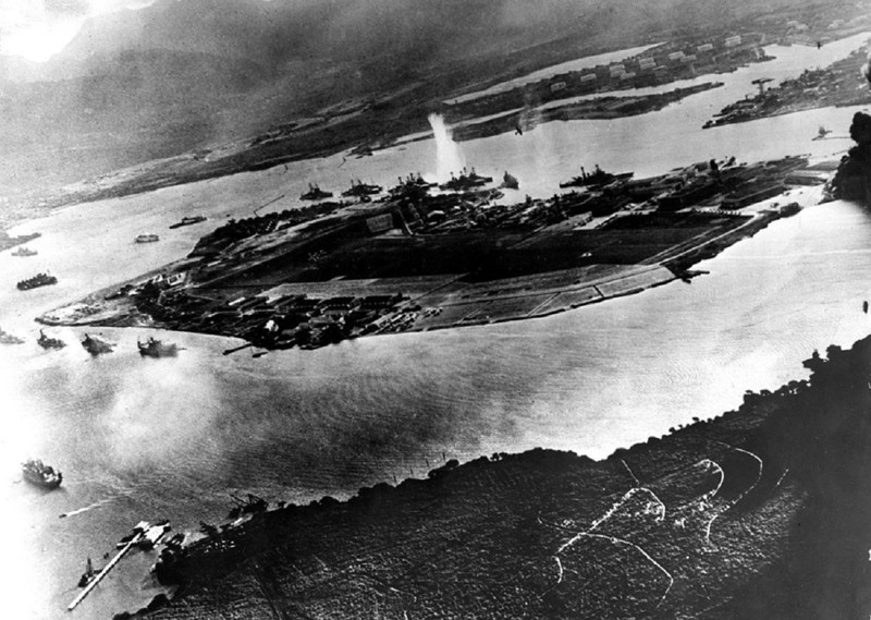 Перл-Харбор с высоты птичьего полета после налетов японских авианосцев 